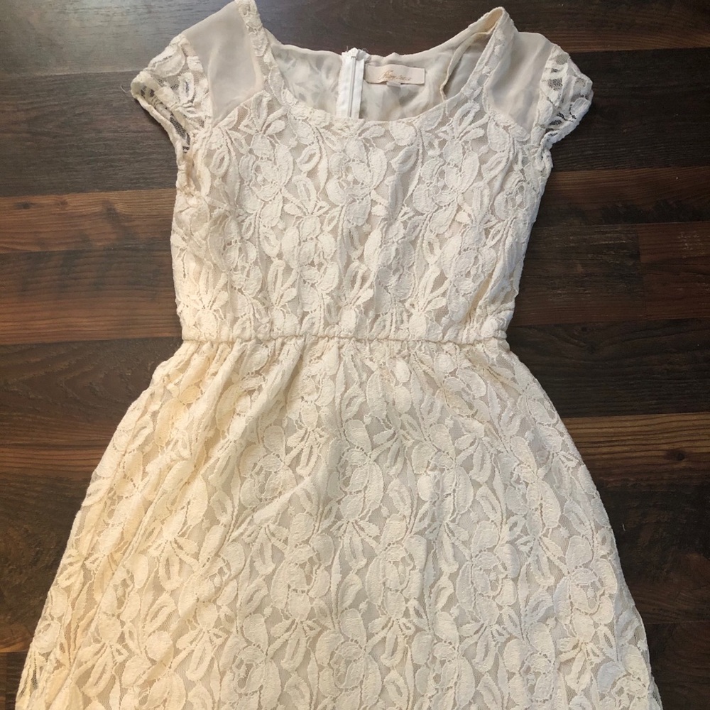 Cream lace Dress - Size Small